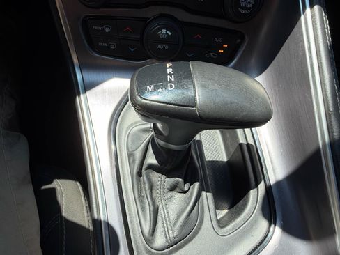 Used 2015 Dodge Challenger SXT w/ Driver Convenience Group RWD image 34