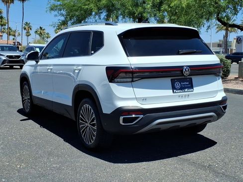 Certified 2025 Volkswagen Taos SE FWD image 5