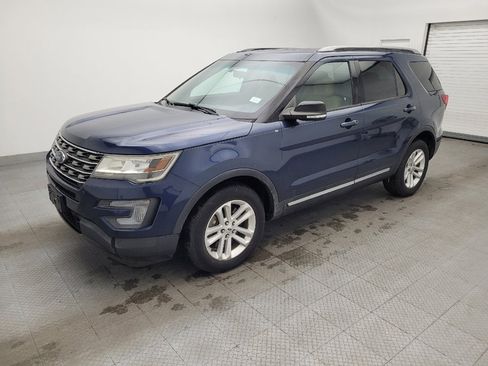 Used 2017 Ford Explorer XLT image 2