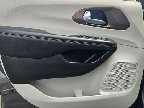 Used 2017 Chrysler Pacifica Touring-L FWD image 9