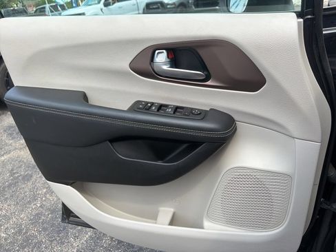 Used 2023 Chrysler Voyager LX FWD image 48