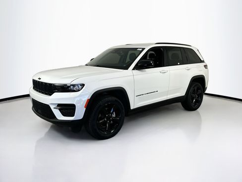 Used 2023 Jeep Grand Cherokee Altitude AWD/4WD image 1