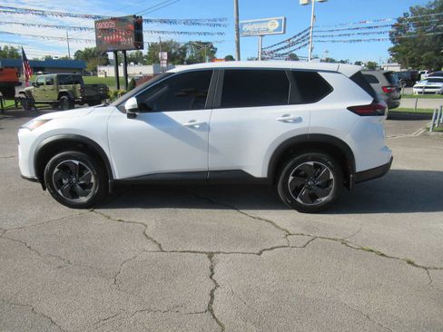 Used 2024 Nissan Rogue SV image 2