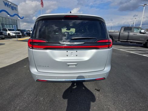 Used 2024 Chrysler Pacifica Touring-L image 7