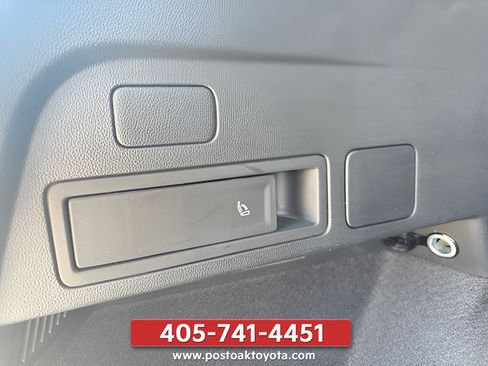 Used 2024 Volkswagen Tiguan SE AWD/4WD image 12