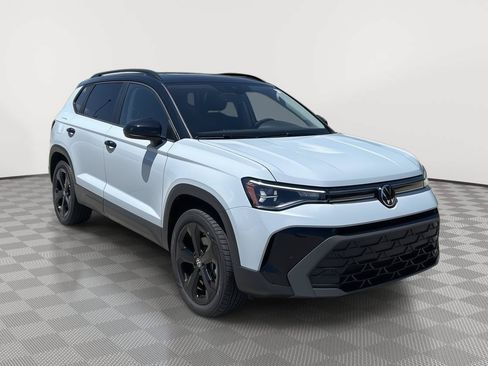 Used 2025 Volkswagen Taos SE AWD/4WD image 4