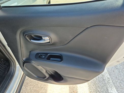 Used 2023 Jeep Renegade Latitude AWD/4WD image 26