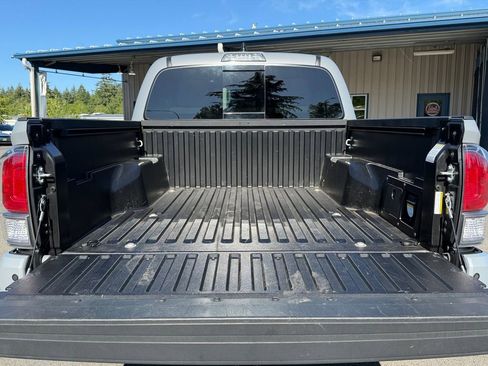 Used 2021 Toyota Tacoma TRD Off-Road w/ Technology Package AWD/4WD image 22