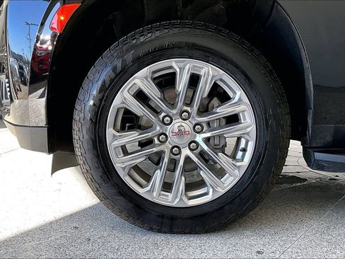 Used 2023 GMC Yukon SLT w/ SLT Premium Package image 11