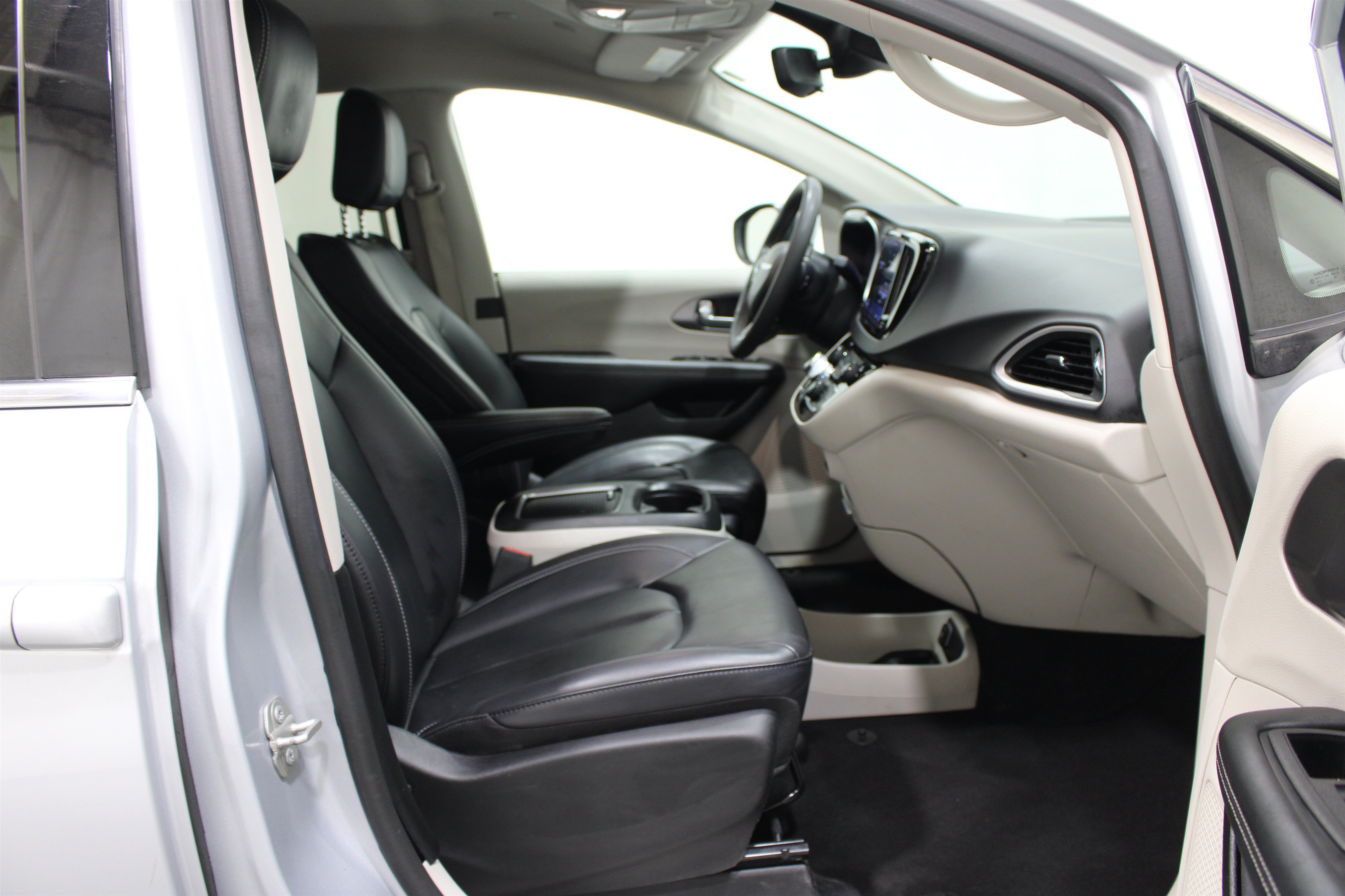 Used 2023 Chrysler Pacifica Touring-L FWD image 27