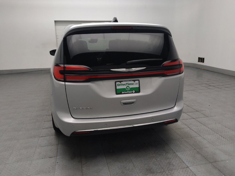 Used 2024 Chrysler Pacifica Touring-L FWD image 6