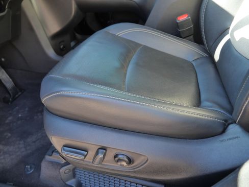 Certified 2025 Toyota Sienna Platinum FWD image 21