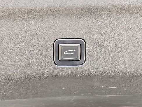 Used 2022 GMC Yukon SLT w/ SLT Premium Package image 16