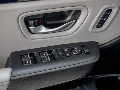 Certified 2025 Honda Pilot Touring image 18