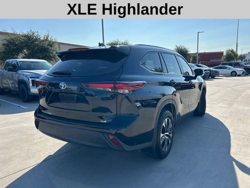 Used 2024 Toyota Highlander XLE FWD image 3