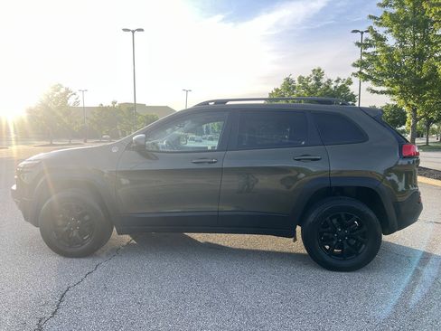 Used 2016 Jeep Cherokee Trailhawk w/ Cold Weather Group AWD/4WD image 2