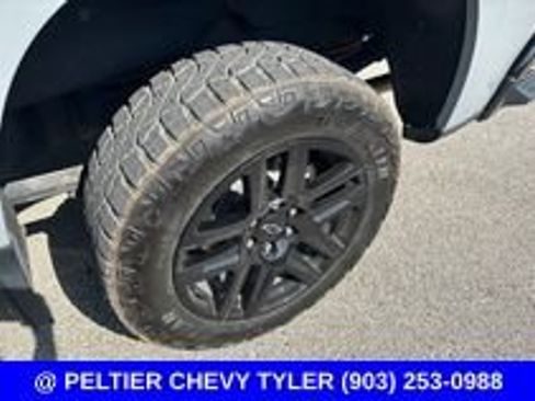 Used 2024 Chevrolet Silverado 1500 Custom Trail Boss w/ Dark Appearance Package AWD/4WD image 5