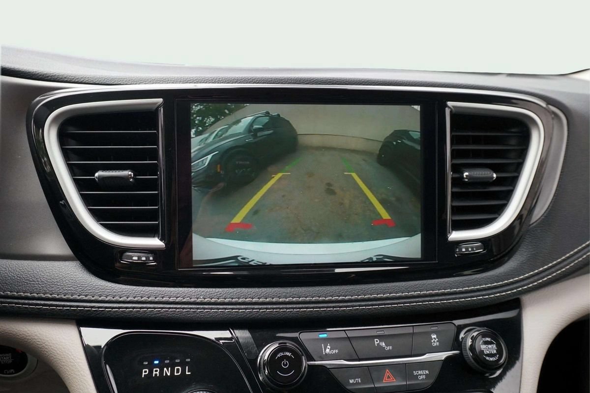 Used 2023 Chrysler Pacifica Touring-L FWD image 31