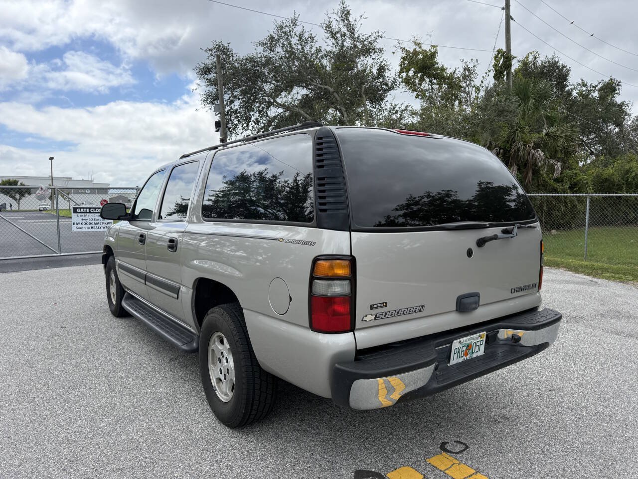 Used 2004 Chevrolet Suburban LS w/ Preferred Equipment Group RWD image 8