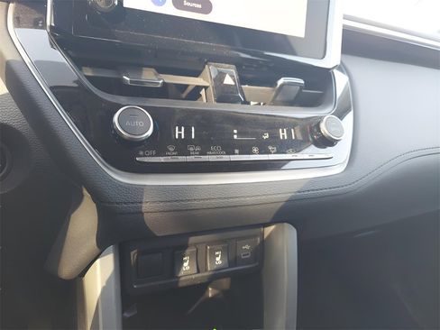 Used 2024 Toyota Corolla Cross XLE image 13