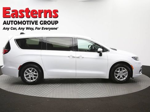 Used 2023 Chrysler Pacifica Touring-L FWD image 46