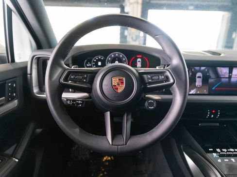 Certified 2025 Porsche Cayenne AWD/4WD image 32