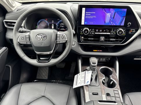 New 2026 Toyota Highlander Platinum AWD/4WD image 23