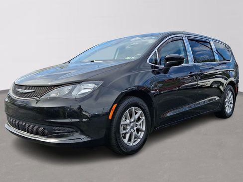 Used 2024 Chrysler Voyager LX FWD image 3