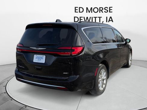 Used 2022 Chrysler Pacifica Touring-L image 5