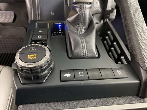 Used 2025 Toyota Tacoma Limited AWD/4WD image 23