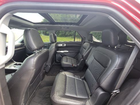 Used 2023 Ford Explorer Limited w/ Equipment Group 301A AWD/4WD image 29