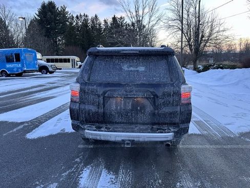 Used 2024 Toyota 4Runner TRD Off-Road Premium image 4