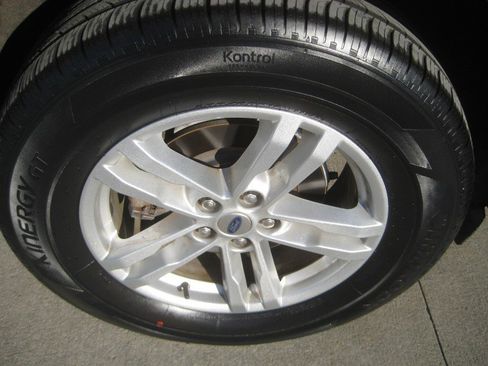 Used 2021 Ford Explorer XLT w/ Equipment Group 202A image 9