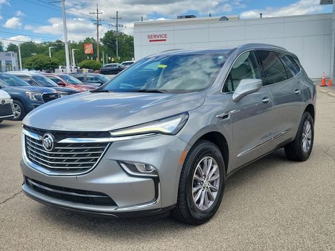 Used 2023 Buick Enclave Essence FWD image 2