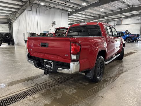 Used 2022 Toyota Tacoma SR5 AWD/4WD image 4