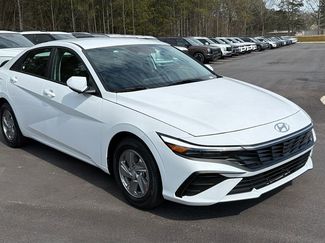 New 2026 Hyundai Elantra SE video 3