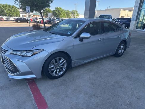Used 2022 Toyota Avalon XLE w/ Moonroof Package image 1