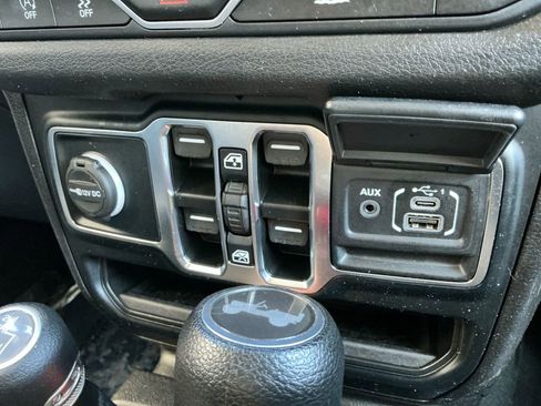 Used 2024 Jeep Wrangler Sport S image 15