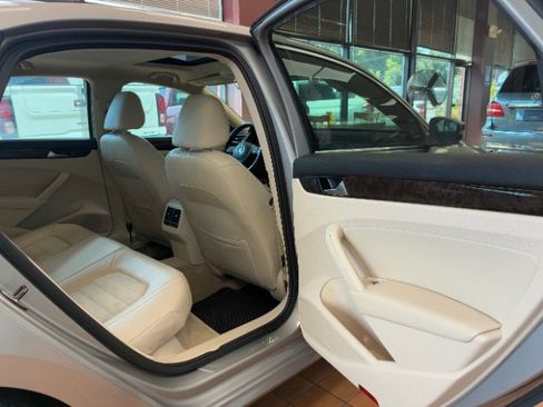 Used 2014 Volkswagen Passat TDI SEL Premium image 32