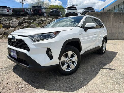 Used 2021 Toyota RAV4 XLE AWD/4WD image 2