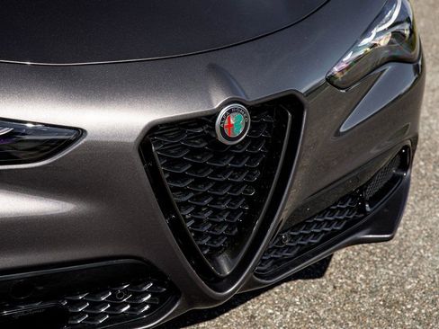 New 2025 Alfa Romeo Stelvio Sprint image 13