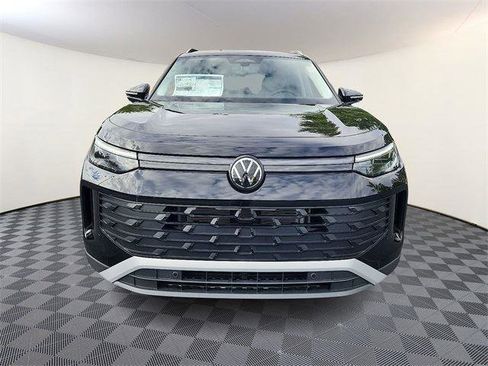 New 2025 Volkswagen Tiguan SE image 2