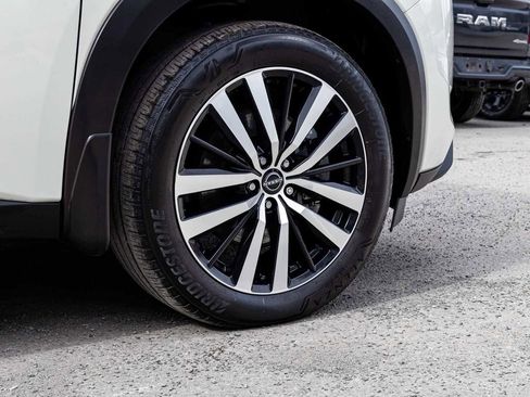 Used 2024 Nissan Pathfinder Platinum image 9