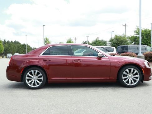 Used 2019 Chrysler 300 Touring w/ Chrome Appearance Package RWD image 4