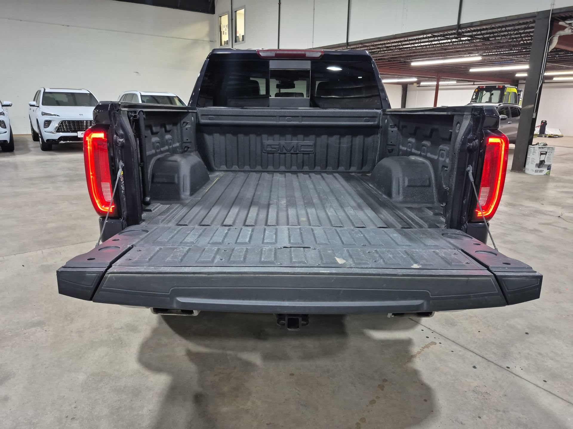 Used 2025 GMC Sierra 1500 SLT w/ SLT Premium Plus Package AWD/4WD image 27