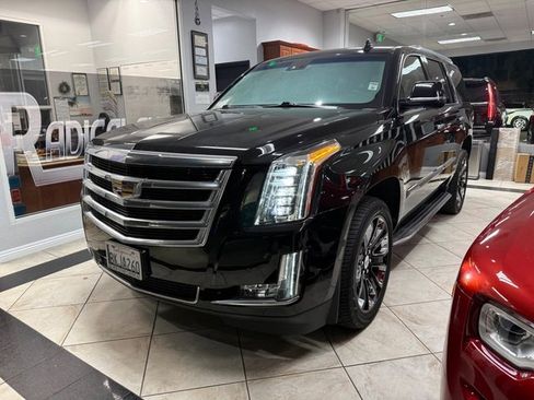 Used 2019 Cadillac Escalade Luxury image 3
