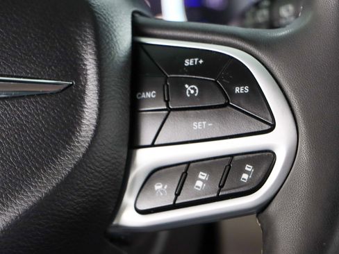 Used 2023 Chrysler Pacifica Touring-L image 14