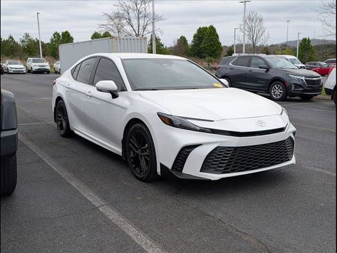 Used 2025 Toyota Camry SE image 2