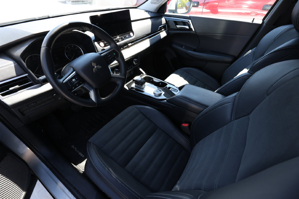 Used 2025 Mitsubishi Outlander SE FWD image 9