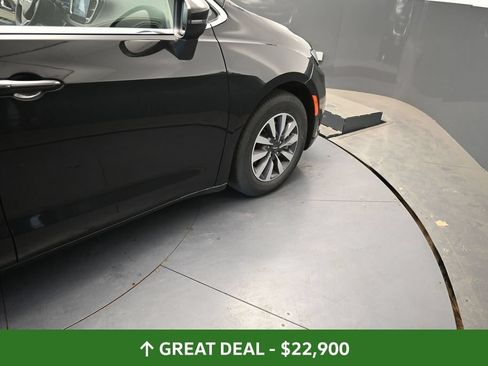 Used 2023 Chrysler Pacifica Touring-L FWD image 30